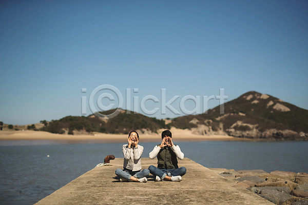 휴식 30대 남자 두명 사람 성인 성인만 여자 한국인 JPG 앞모습 포토 바다 섬 손짓 앉기 야외 여행 옹진군 외침 응시 인천 전신 주간 커플 커플라이프