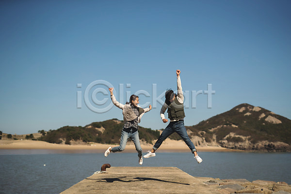 30대 남자 두명 사람 성인 여자 한국인 JPG 앞모습 포토 미소(표정) 바다 서기 섬 손들기 야외 여행 옹진군 인천 전신 점프 주간 커플 커플라이프