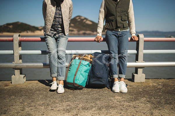 30대 남자 두명 사람 성인 여자 한국인 JPG 앞모습 포토 가방 두개 바다 배낭 서기 섬 야외 여행 옹진군 인천 주간 커플 커플라이프 하반신