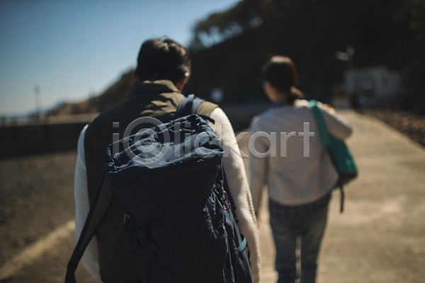 30대 남자 두명 사람 성인 여자 한국인 JPG 뒷모습 아웃포커스 포토 걷기 바다 배낭 상반신 섬 야외 여행 옹진군 인천 주간 커플 커플라이프