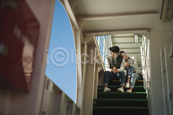 휴식 30대 남자 두명 사람 성인 성인만 여자 한국인 JPG 앞모습 포토 계단 기댐 배(교통) 섬 앉기 야외 여행 옹진군 응시 인천 전신 주간 커플 커플라이프