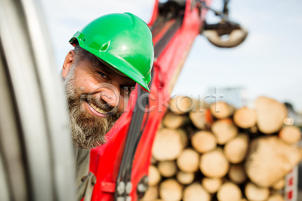 40대 남자 사람 서양인 성인 중년 중년남자한명만 한명 JPG 옆모습 포토 나무 미소(표정) 벌목 벌목작업 상반신 숲 안전모 야외 얼굴 응시 임업 주간 체코 통나무 포크레인 헬멧