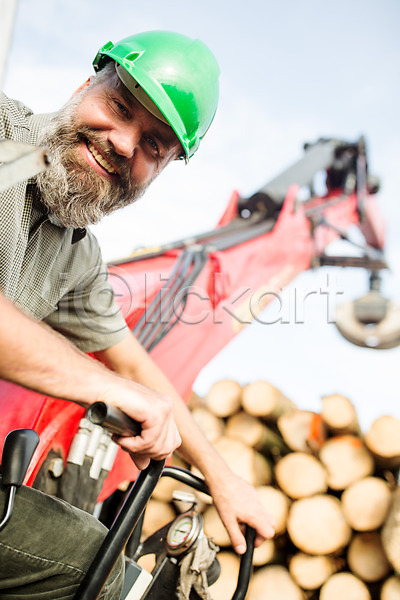 40대 남자 사람 서양인 성인 중년 중년남자한명만 한명 JPG 옆모습 포토 나무 미소(표정) 벌목 벌목작업 상반신 숲 안전모 야외 응시 임업 주간 체코 통나무 포크레인 헬멧