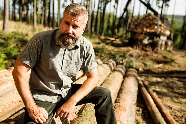40대 남자 사람 서양인 성인 중년 중년남자한명만 한명 JPG 앞모습 포토 나무 벌목 벌목작업 상반신 숲 앉기 야외 임업 주간 체코 포크레인