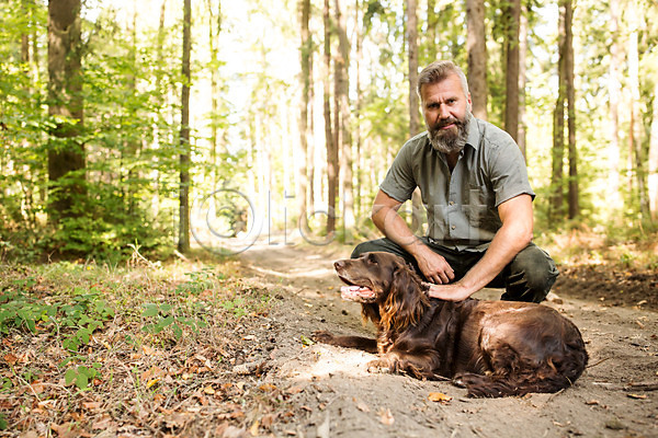 40대 남자 사람 서양인 성인 중년 중년남자한명만 한명 JPG 앞모습 포토 강아지 나무 반려 벌목 벌목작업 숲 앉기 야외 응시 임업 전신 주간 체코 한마리