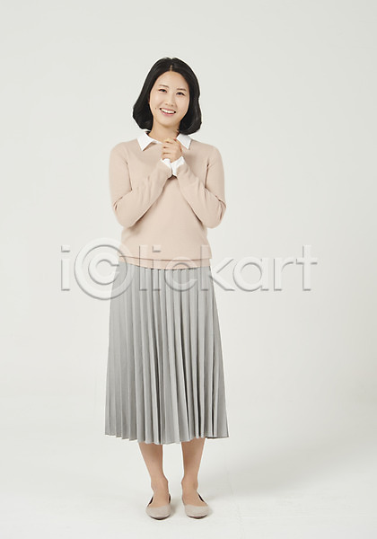 행복 30대 성인 성인여자한명만 여자 한국인 한명 JPG 앞모습 포토 누끼 미소(표정) 서기 스튜디오촬영 실내 엄마 전신 주부 흰배경