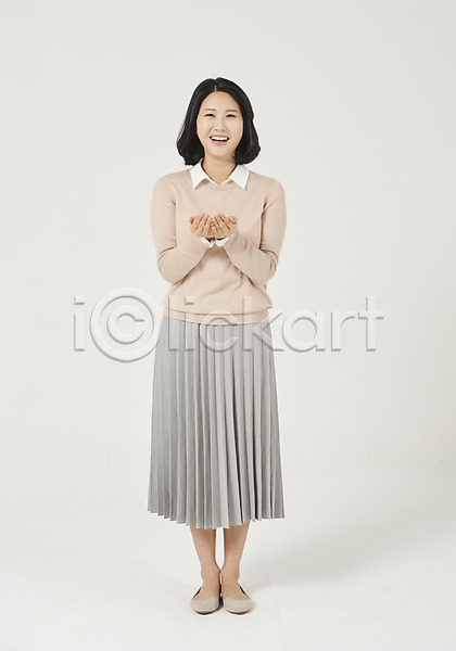 행복 30대 성인 성인여자한명만 여자 한국인 한명 JPG 앞모습 포토 누끼 미소(표정) 서기 스튜디오촬영 실내 엄마 전신 주부 흰배경