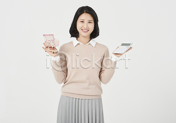 행복 30대 성인 성인여자한명만 여자 한국인 한명 JPG 앞모습 포토 계산기 누끼 미소(표정) 상반신 서기 쇼핑카 스튜디오촬영 실내 엄마 주부 흰배경