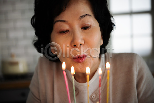 축하 60대 노년 노인여자한명만 여자 한국인 한명 JPG 아웃포커스 앞모습 포토 기념일 상반신 생일 생일축하 생일케이크 실내 실버라이프 앉기 어둠 주방 촛불