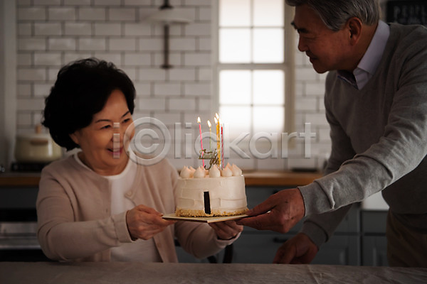 축하 60대 70대 남자 노년 두명 여자 한국인 JPG 아웃포커스 앞모습 옆모습 포토 기념일 노부부 상반신 생일 생일축하 생일케이크 서기 실내 실버라이프 앉기 어둠 주방 촛불