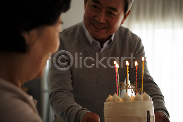 축하 60대 70대 남자 노년 두명 여자 한국인 JPG 아웃포커스 앞모습 옆모습 포토 기념일 노부부 상반신 생일 생일축하 생일케이크 서기 실내 실버라이프 앉기 어둠 주방 촛불 커튼