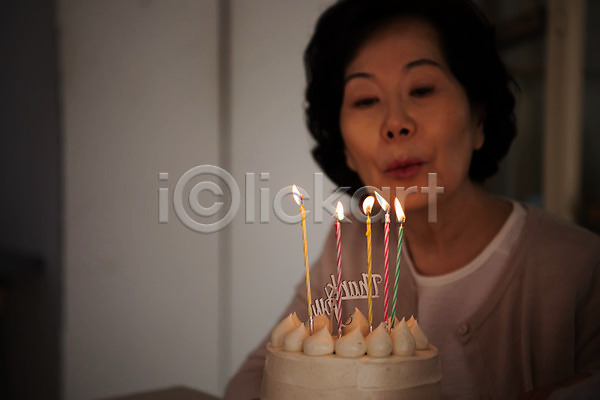 축하 60대 노년 노인여자한명만 여자 한국인 한명 JPG 아웃포커스 앞모습 포토 기념일 상반신 생일 생일축하 생일케이크 실내 실버라이프 앉기 어둠 주방 촛불