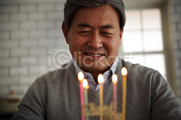 고독 축하 70대 남자 노년 노인남자한명만 한국인 한명 JPG 아웃포커스 앞모습 포토 기념일 상반신 생일 생일축하 생일케이크 실내 실버라이프 앉기 어둠 주방 촛불