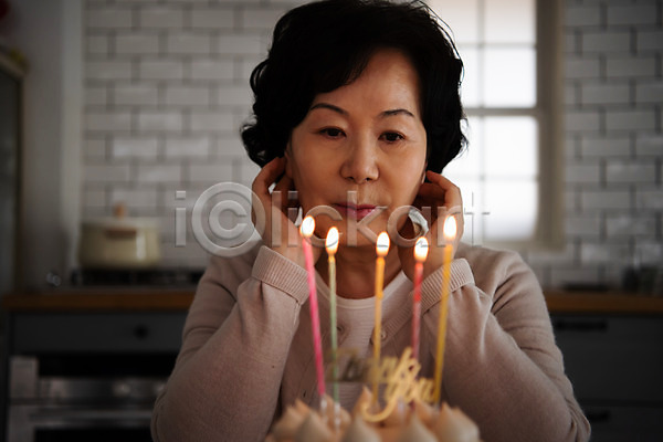 고독 축하 60대 노년 노인여자한명만 여자 한국인 한명 JPG 아웃포커스 앞모습 포토 기념일 상반신 생일 생일축하 생일케이크 실내 실버라이프 앉기 어둠 주방 촛불