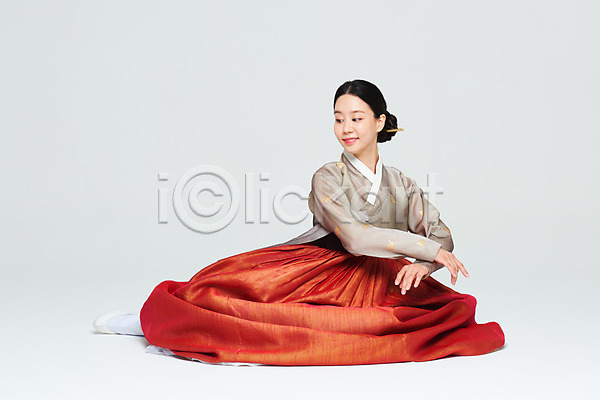 20대 성인 성인여자한명만 여자 한국인 한명 JPG 앞모습 포토 공연 누끼 명절 문화 설날 스튜디오촬영 실내 앉기 예술 전신 전통 전통무용 전통의상 주황색 추석 춤 한국무용 한복 흰배경