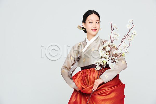 20대 성인 성인여자한명만 여자 한국인 한명 JPG 앞모습 포토 공연 꽃 나뭇가지 누끼 들기 명절 문화 상반신 설날 스튜디오촬영 실내 예술 전통 전통무용 전통의상 주황색 추석 춤 한국무용 한복 흰배경
