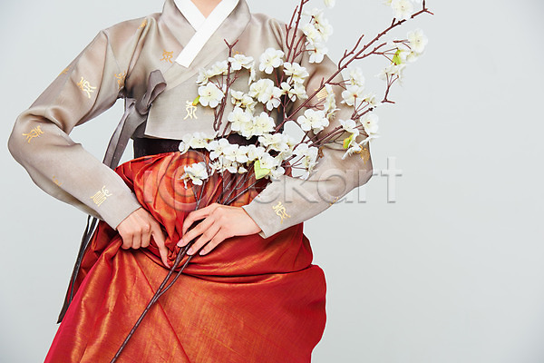 20대 성인 성인여자한명만 여자 한국인 한명 JPG 근접촬영 앞모습 포토 공연 꽃 나뭇가지 누끼 들기 명절 문화 상반신 설날 스튜디오촬영 실내 예술 전통 전통무용 전통의상 주황색 추석 춤 한국무용 한복 흰배경