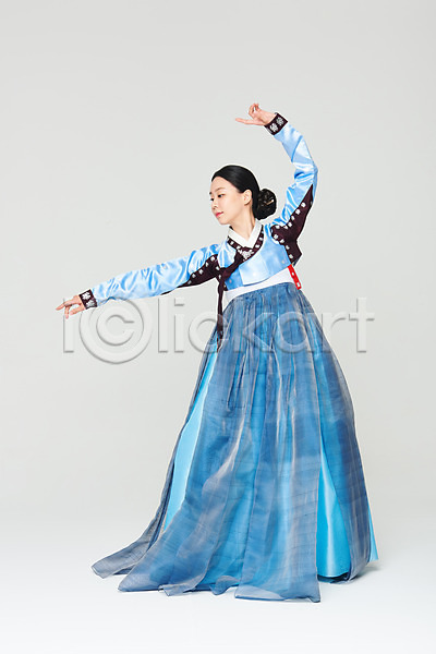 20대 성인 성인여자한명만 여자 한국인 한명 JPG 앞모습 포토 공연 누끼 명절 문화 설날 스튜디오촬영 실내 예술 전신 전통 전통무용 전통의상 추석 춤 파란색 한국무용 한복 흰배경