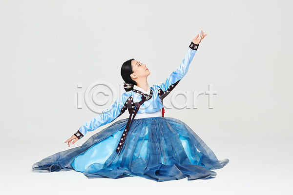 20대 성인 성인여자한명만 여자 한국인 한명 JPG 앞모습 포토 공연 누끼 명절 문화 설날 스튜디오촬영 실내 앉기 예술 전신 전통 전통무용 전통의상 추석 춤 파란색 한국무용 한복 흰배경