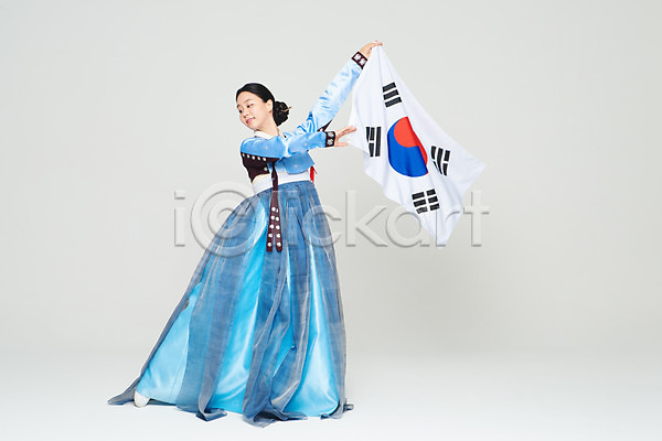 애국심 20대 성인 성인여자한명만 여자 한국인 한명 JPG 앞모습 포토 공연 광복절 누끼 들기 명절 문화 스튜디오촬영 실내 예술 전신 전통무용 전통의상 추석 춤 태극기 파란색 한국무용 한복 흰배경