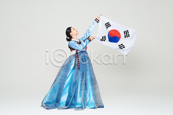 애국심 20대 성인 성인여자한명만 여자 한국인 한명 JPG 앞모습 포토 공연 광복절 누끼 들기 명절 문화 스튜디오촬영 실내 예술 전신 전통무용 전통의상 추석 춤 태극기 파란색 한국무용 한복 흰배경