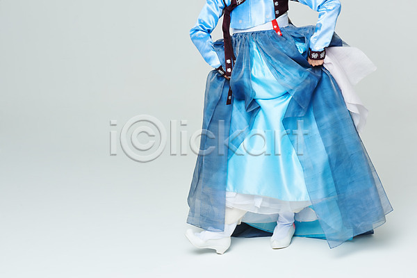 20대 성인 성인여자한명만 여자 한국인 한명 JPG 앞모습 포토 공연 누끼 명절 문화 설날 스튜디오촬영 실내 예술 잡기 전통 전통무용 전통의상 추석 춤 파란색 하반신 한국무용 한복 흰배경