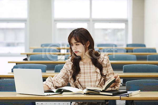 열정 청춘(젊음) 20대 사람 성인 성인여자한명만 여자 한국인 한명 JPG 앞모습 포토 강의실 과제 노트북 대학생 대학생라이프 상반신 실내 앉기 의자 책 책상 학교