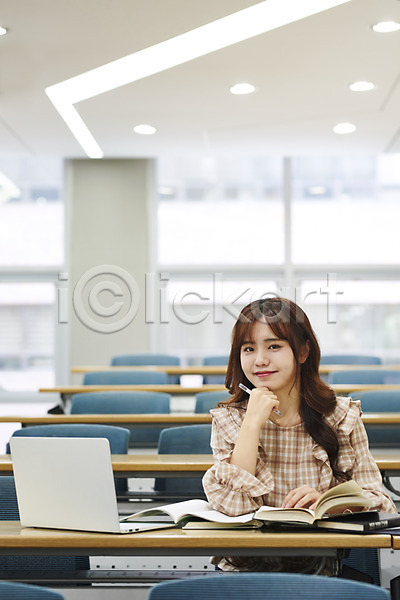 열정 청춘(젊음) 20대 사람 성인 성인여자한명만 여자 한국인 한명 JPG 앞모습 포토 강의실 과제 국내포토 노트북 대학생 대학생라이프 상반신 실내 앉기 의자 책 책상 턱괴기 학교