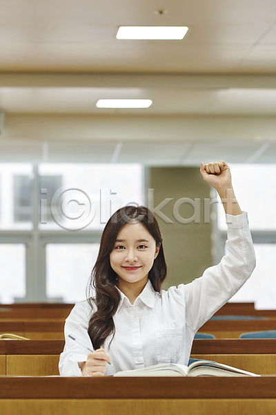 열정 청춘(젊음) 20대 사람 성인 성인여자한명만 여자 한국인 한명 JPG 앞모습 포토 강의실 과제 대학생 대학생라이프 미소(표정) 상반신 손들기 실내 앉기 의자 질문 책 책상 학교