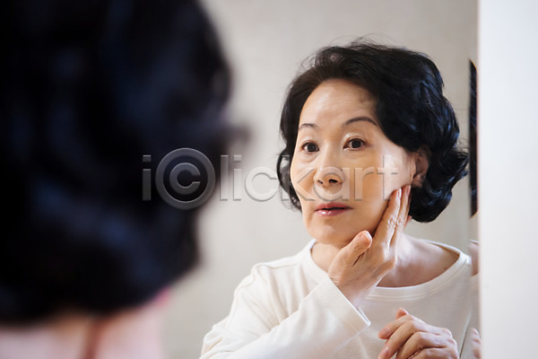 고민 60대 노년 노인여자한명만 사람 여자 한국인 한명 JPG 앞모습 포토 거울 노화 반사 뷰티 상반신 스튜디오촬영 실내 실버라이프 주름 피부 피부관리 화장품