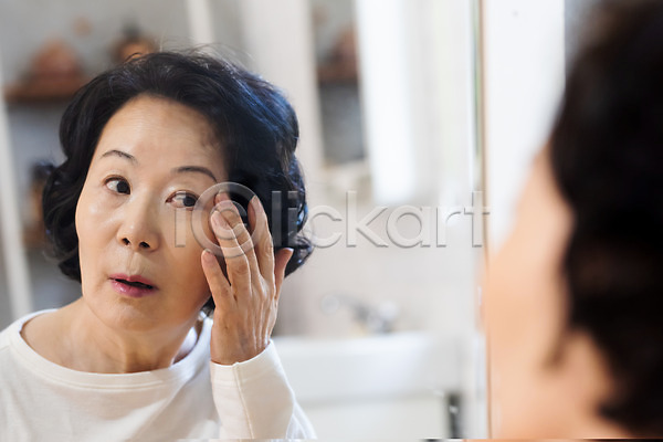 고민 60대 노년 노인여자한명만 사람 여자 한국인 한명 JPG 앞모습 포토 거울 노화 반사 뷰티 상반신 스튜디오촬영 실내 실버라이프 주름 피부 피부관리 화장품