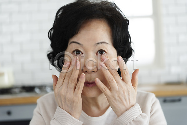 고민 60대 노년 노인여자한명만 사람 여자 한국인 한명 JPG 근접촬영 앞모습 포토 노화 뷰티 상반신 스튜디오촬영 실내 실버라이프 주름 피부 피부관리 화장품