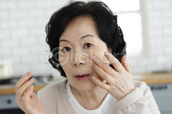 고민 60대 노년 노인여자한명만 사람 여자 한국인 한명 JPG 근접촬영 아웃포커스 앞모습 포토 노화 뷰티 상반신 스튜디오촬영 실내 실버라이프 주름 피부 피부관리 할머니 화장품