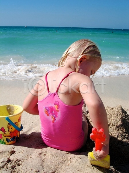 즐거움 행복 어린이 한명 JPG 포토 해외이미지 가족 노르웨이 놀이 라이프스타일 맑음 모래 물 바다 수영 스칸디나비아 여름(계절) 장난감 파도 파란색 햇빛 휴가
