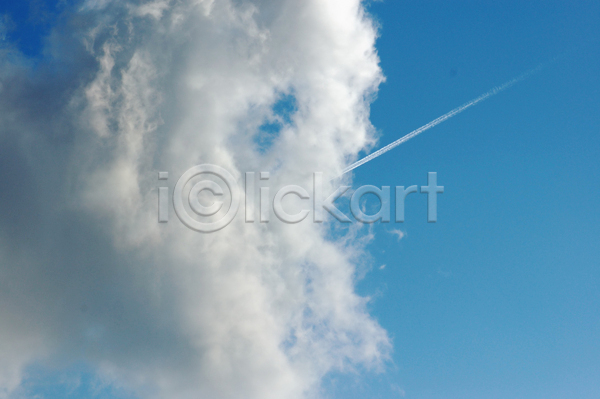 사람없음 JPG 포토 해외이미지 구름(자연) 백그라운드 비행기 비행운 야외 연기 주간 파란색 하늘