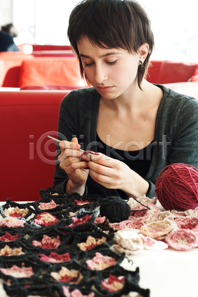 집중 성인 성인여자한명만 여자 한명 JPG 앞모습 포토 해외이미지 들기 뜨개질 만들기 상반신 실내 털실 핸드메이드