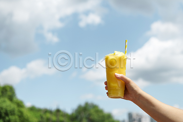 신체부위 JPG 아웃포커스 포토 구름(자연) 냉음료 들기 메뉴 빨대 손 야외 여름(계절) 주간 카페 파인애플 파인애플주스 플라스틱컵 하늘
