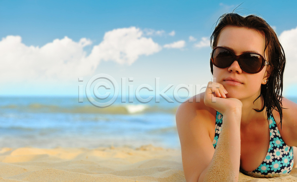 뜨거움 침묵 행복 휴식 흥분 20대 백인 사람 성인 여자 한명 JPG 포토 해외이미지 1 갈색 거짓말 구름(자연) 모델 모래 물 미소(표정) 바다 뷰티 비키니 선글라스 선탠 수평선 야외 여름(계절) 여행 유행 자연 젖음 파란색 휴가