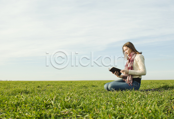 여유 성인 성인여자한명만 여자 한명 JPG 옆모습 포토 해외이미지 구름(자연) 독서 목도리 상반신 자연 잔디 책 하늘