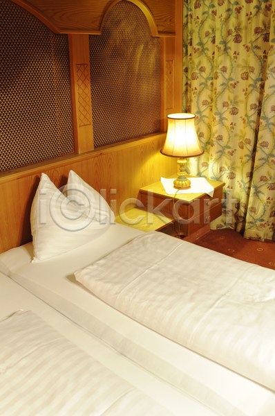 휴식 사람없음 JPG 포토 해외이미지 객실 베개 서랍장 스탠드 실내 인테리어 침구 침대 커튼 호텔