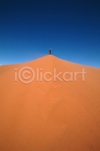 사람 한명 JPG 포토 해외이미지 모래언덕 사막 서기 야외 주간 풍경(경치) 하늘