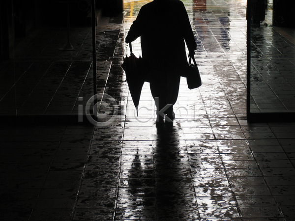 성인 성인여자한명만 여자 한명 JPG 실루엣 포토 해외이미지 걷기 들기 문 비(날씨) 쇼핑 실내 어둠 역광 우산 전신 젖음