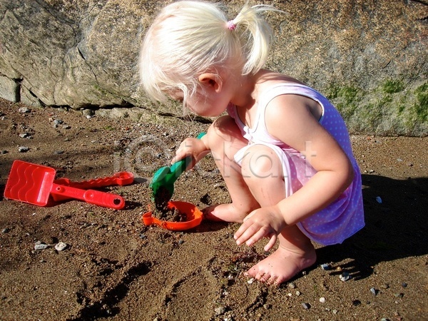 즐거움 집중 행복 어린이 한명 JPG 포토 해외이미지 가족 노르웨이 놀이 라이프스타일 맑음 모래 스칸디나비아 야외 여름(계절) 진흙 판 햇빛 휴가