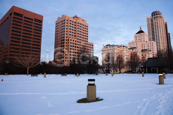 사람없음 JPG 포토 해외이미지 건물 겨울 고층빌딩 공원 눈덮임 도시 도시풍경 미국 쌓인눈 야외 주간 하늘 해외풍경