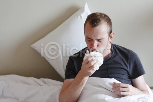 고통 남자 사람 성인 성인남자한명만 한명 JPG 포토 해외이미지 감기(질병) 감염 기댐 기침 상반신 앉기 인플루엔자 재채기 증상 질병 찡그림 침대 쿠션 화장지