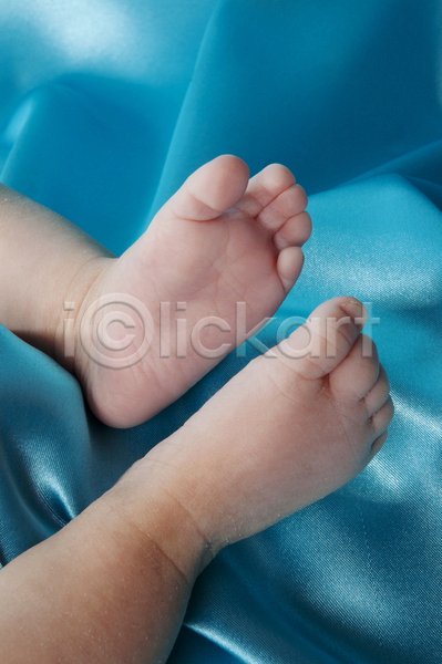 아기 어린이 한명 JPG 포토 해외이미지 발 손톱 작음 주름 파란색