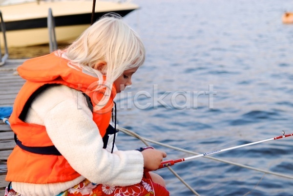 어린이 한명 JPG 포토 해외이미지 가족 낚시 노르웨이 라이프스타일 물 바다 보트 안전 야외 여름(계절) 오렌지 태양 항구 햇빛 휴가