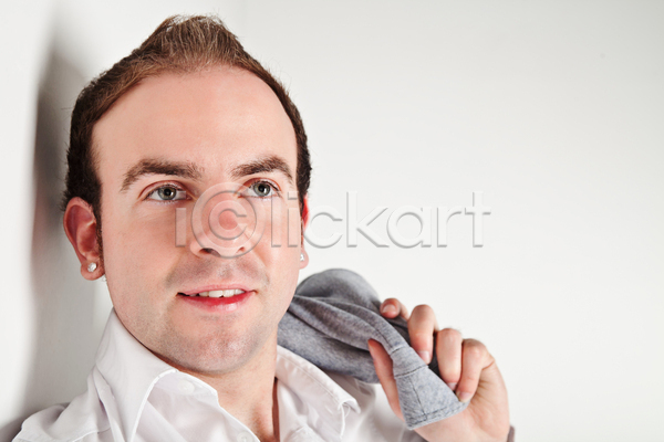 여유 행복 남자 사람 청소년 한명 JPG 포토 해외이미지 가로 귀걸이 그림자 기댐 벽 잡기 재킷 흰색