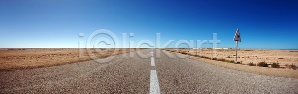 고독 미래 혁명 희망 사람없음 JPG 포토 해외이미지 간판 거리 건너기 경고 고속도로 낙타 도로 도시 마을 모로코 사막 사하라 선 수평선 여행 오픈 자동차 정보 파란색 하늘 해외포토