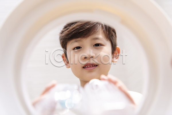 행복 남자 소년 소년한명만 어린이 한국인 한명 JPG 근접촬영 소프트포커스 앞모습 포토 그린캠페인 버리기 분리배출 분리수거 상반신 야외 에코라이프 응시 자연보호 주간